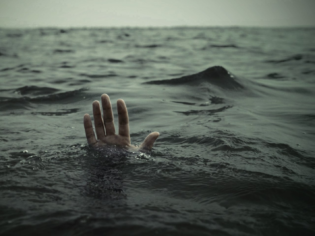 Сразу 4 человека погибло в Каспийском море Сразу 4 человека погибло в Каспийском море фото