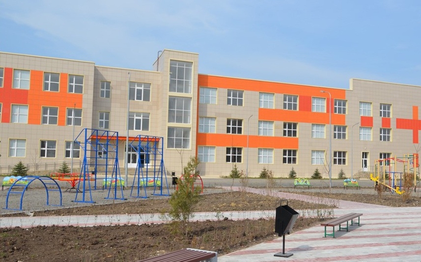 Готовность школы в Каспийске проверил Министр образования и науки РД фото