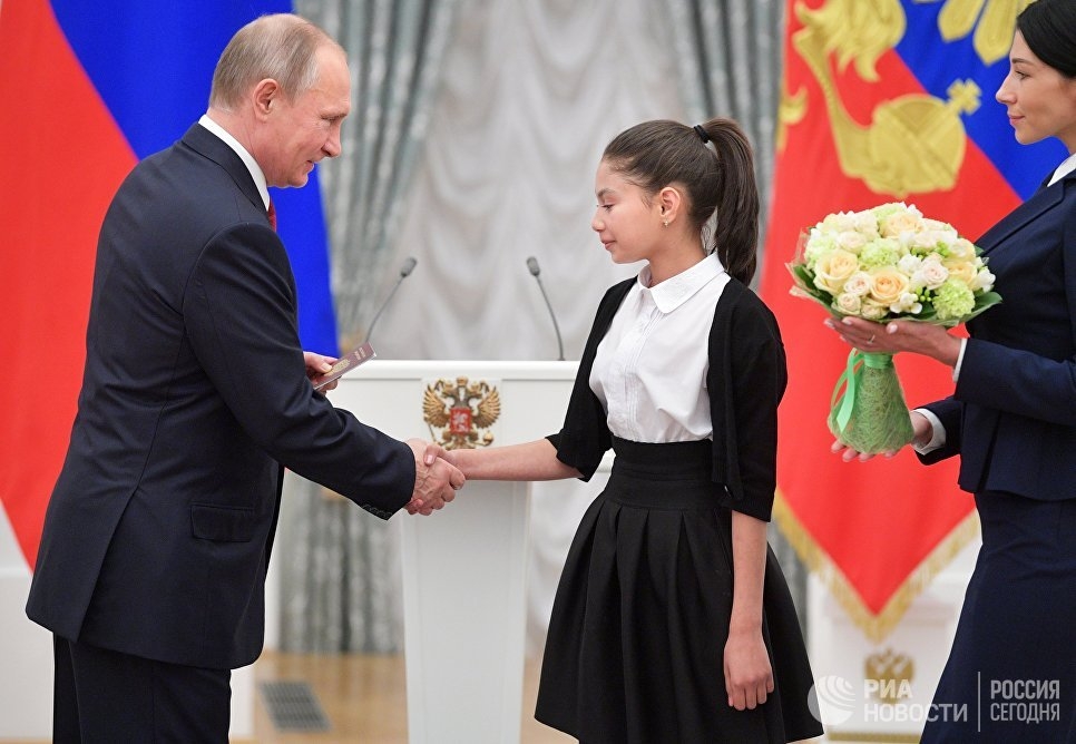 Вручение паспортов в торжественной обстановке. Вручение паспортов в торжественной обстановке. фото