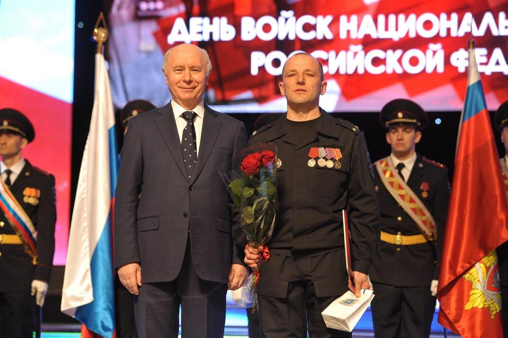 В Махачкалинском соединении Росгвардии прошли торжественные мероприятия ко Дню России фото