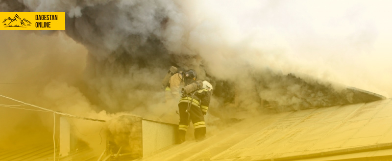 В Махачкале приняты оперативные меры по ликвидации двух пожаров в центре города фото