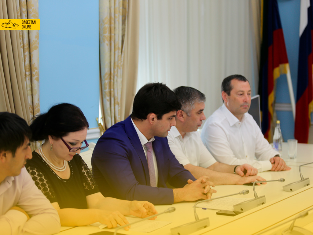 В честь Дня молодежи наградили талантливых молодых махачкалинцев фото