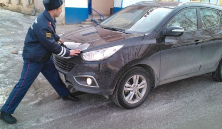 Подросток наехал на сотрудника фото