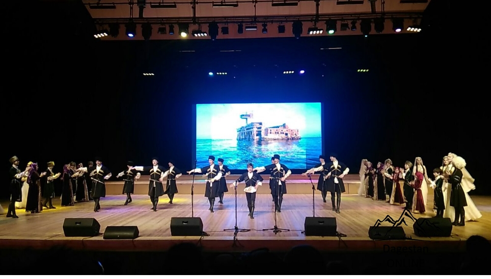 Ансамбль Дагестанского колледжа культуры занял первое место на фестивале в Баку фото