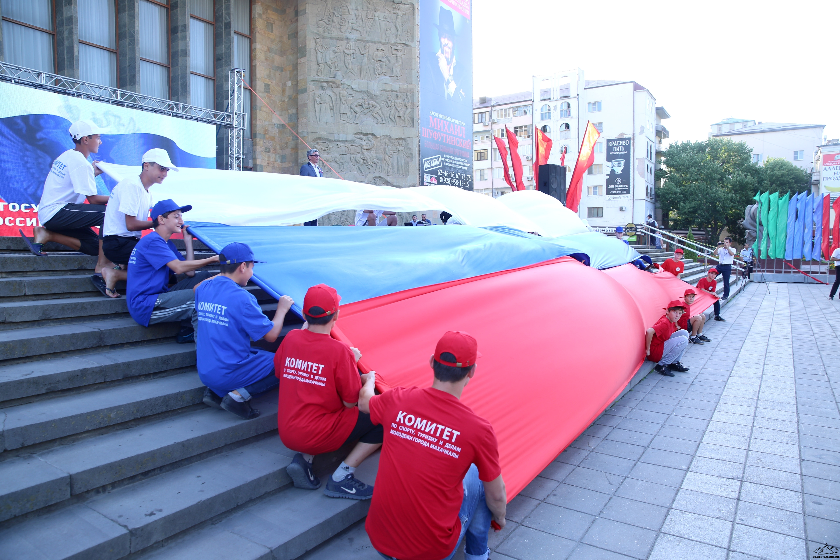 Государственный флаг России развеялся над Махачкалой фото