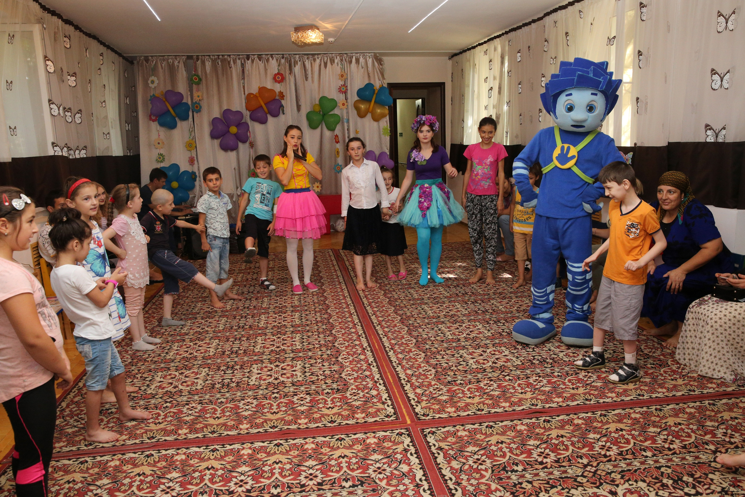 Рука помощи, особенным детям фото