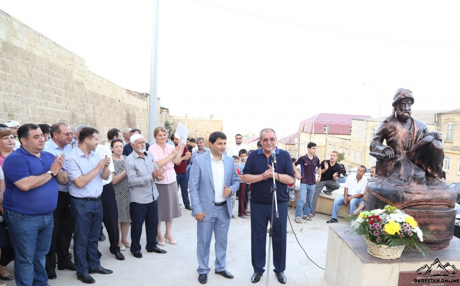 В память о поэте Гумри Дарбанди открыт памятник в Дербенте фото