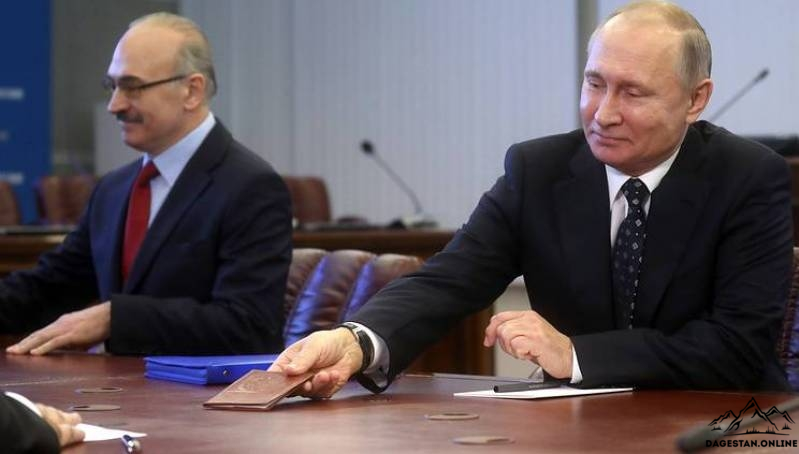 Путин подписывает документы фото