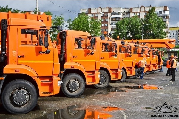 В Махачкалу прибыла первая партия спецтехники для уборки улиц фото