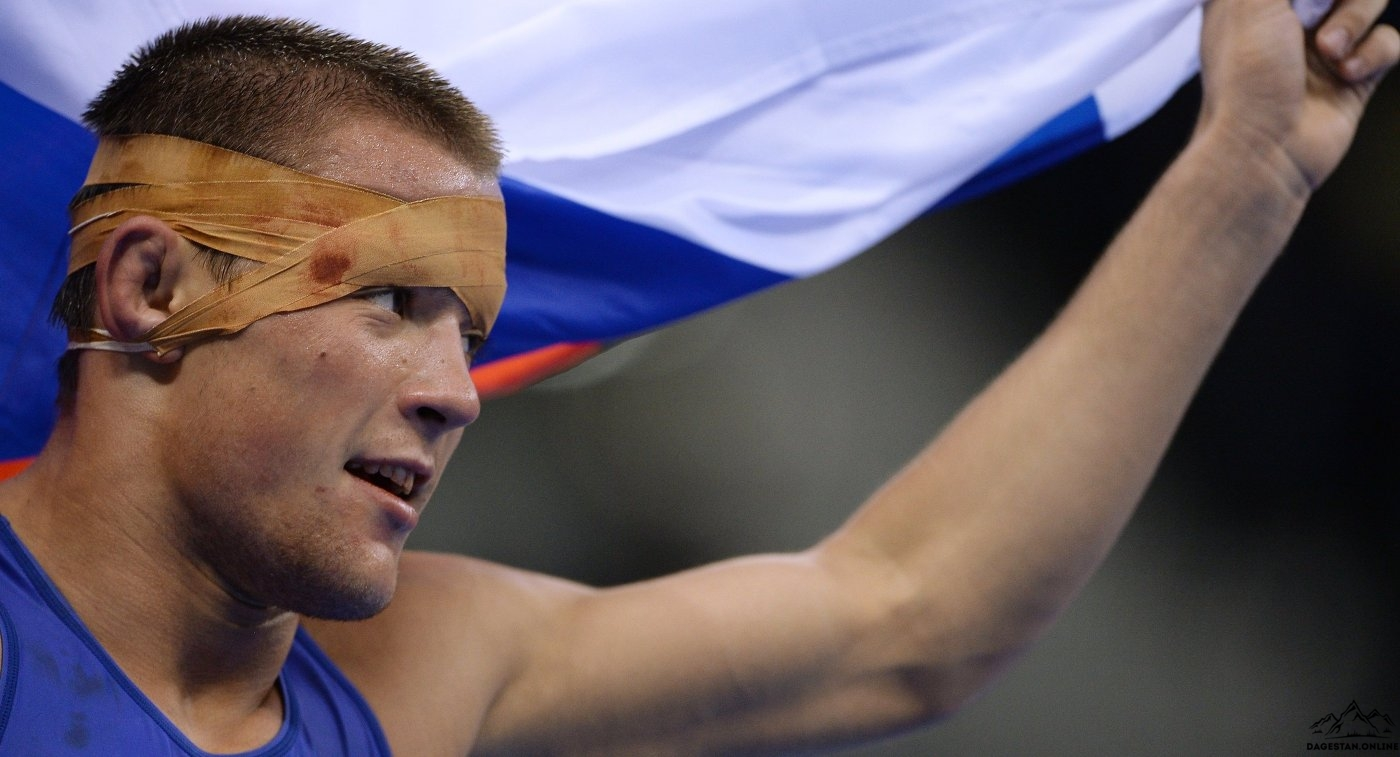 Артем Сурков стал третьим золотым медалистом сборной России на чемпионате Европы фото