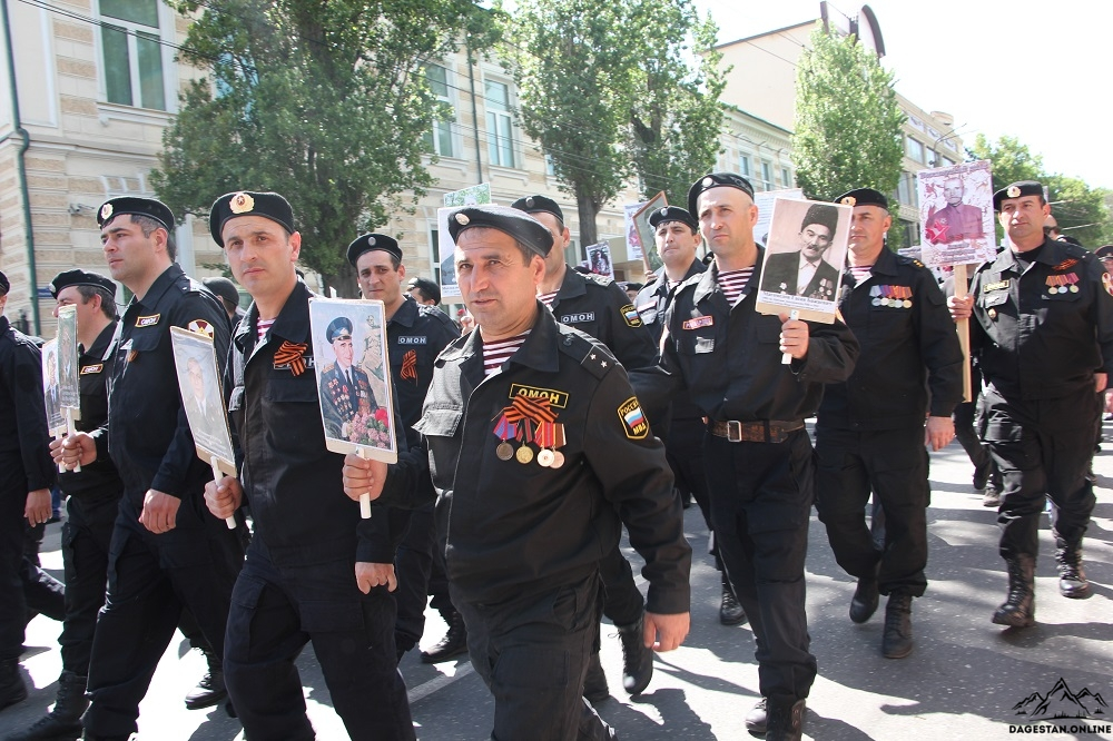 БОЛЕЕ 300 РОСГВАРДЕЙЦЕВ ПРИНЯЛИ УЧАСТИЕ В ПАТРИОТИЧЕСКОЙ АКЦИИ «БЕССМЕРТНЫЙ ПОЛК» В ДАГЕСТАНЕ фото
