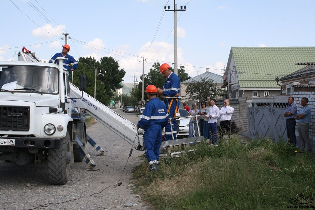 В двух пригородах Махачкалы прошли масштабные рейды по выявлению энерговоров фото