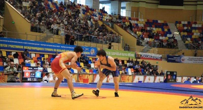 Более 150 спортсменов выступили на турнире по вольной борьбе памяти Алиева в Дагестане   фото