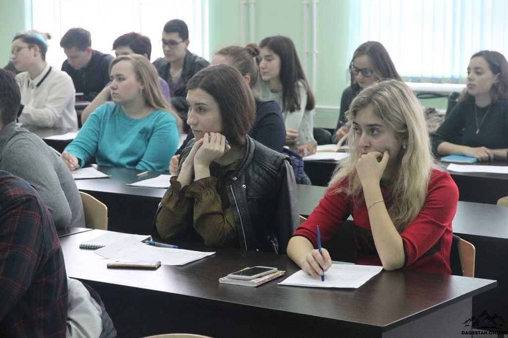 Более 100 федеральных общественных наблюдателей будут следить за ходом ЕГЭ в Дагестане  фото