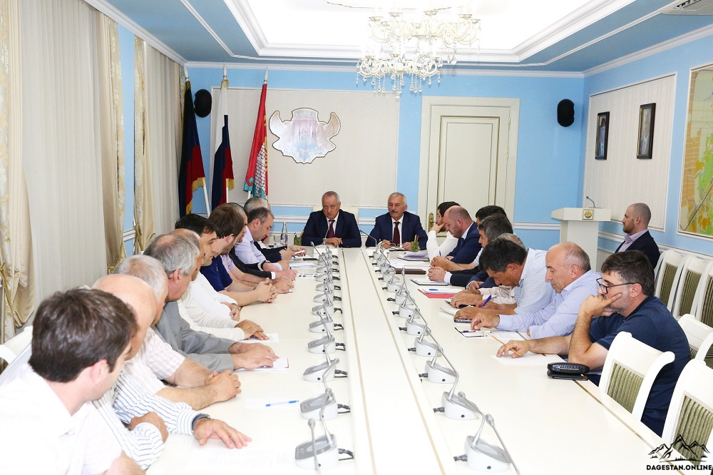 В мэрии Махачкалы обсудили ход исполнения протокольных поручений при реализации программы «Безопасные и качественные дороги» фото