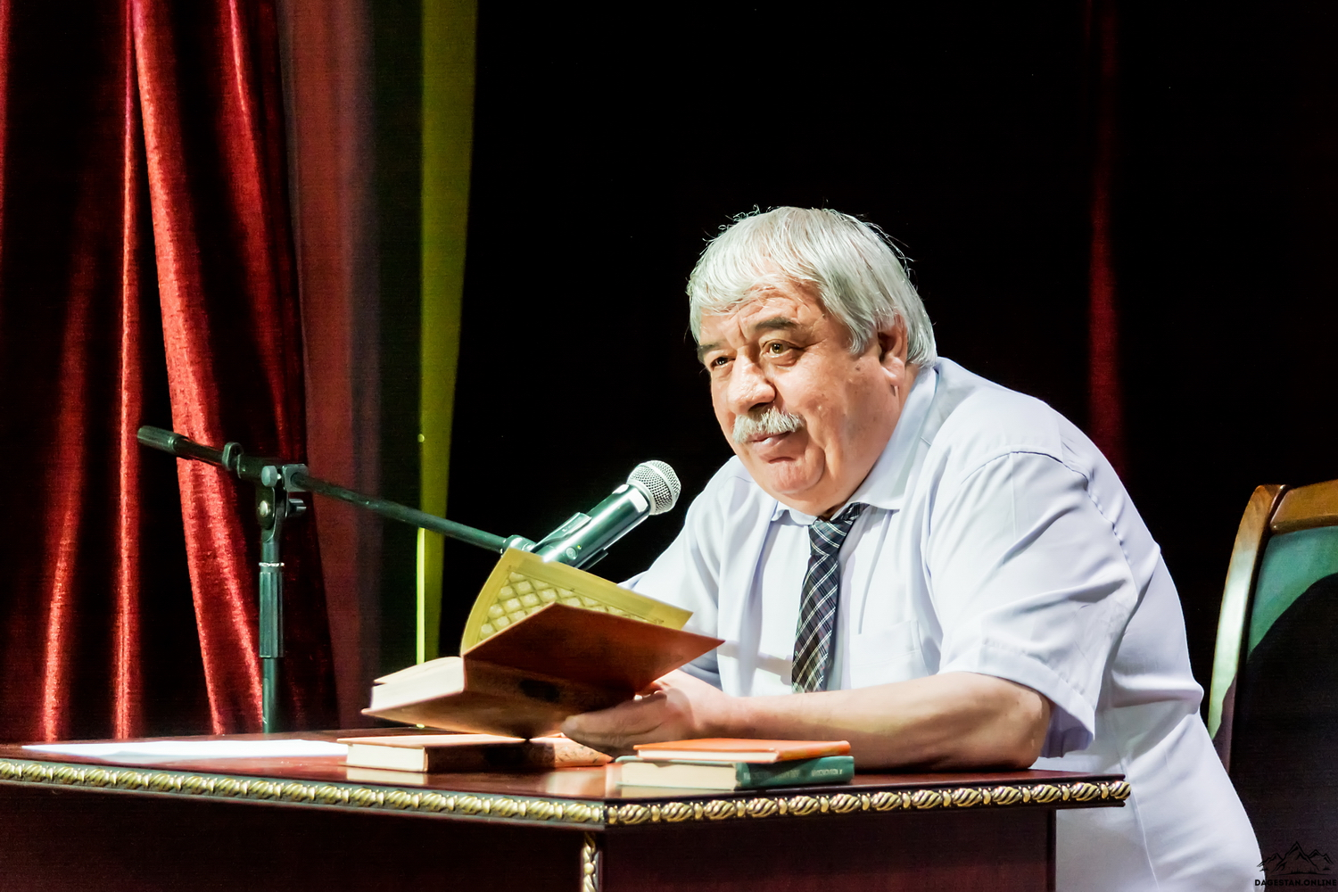 В Театре поэзии прошел вечер, посвященный переводчикам Расула Гамзатова  В Театре поэзии прошел вечер, посвященный переводчикам Расула Гамзатова фото