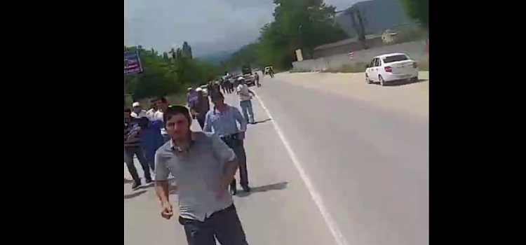 На видео попали соревнования в скорости  силовиков и протестующих  жителей Дагестана фото