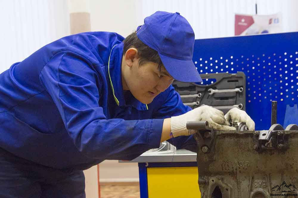 Расул Ибрагимов посетил демонстрационный экзамен по стандартам Worldskills по компетенции «Ремонт и обслуживание легковых автомобилей». фото