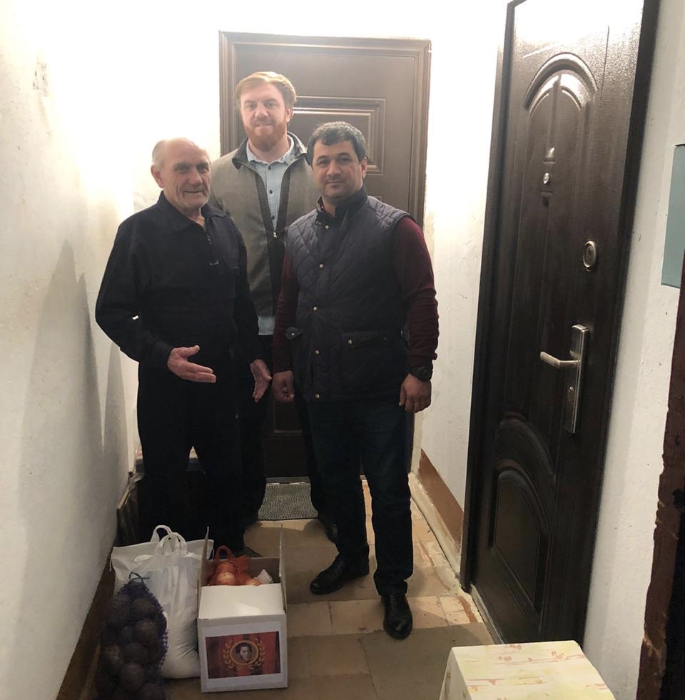 Кизлярский коньячный завод оказывает помощь остронуждающимся семьям фото