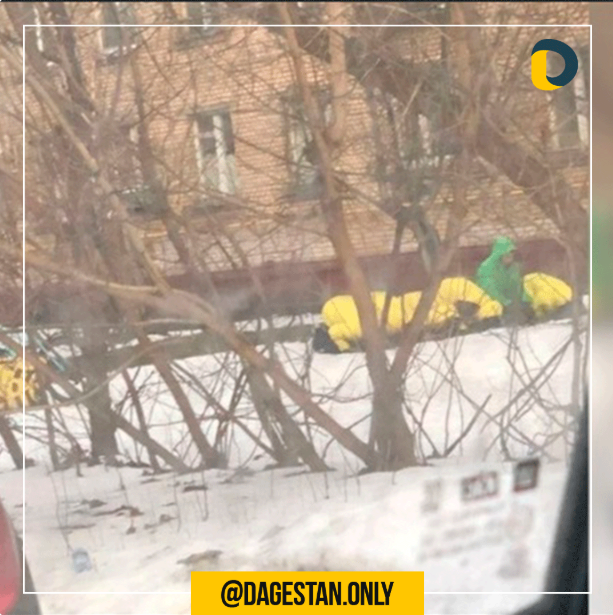 Курьеры «Яндекса» и Delivery club совершили намаз, чем напугали москвичей. фото