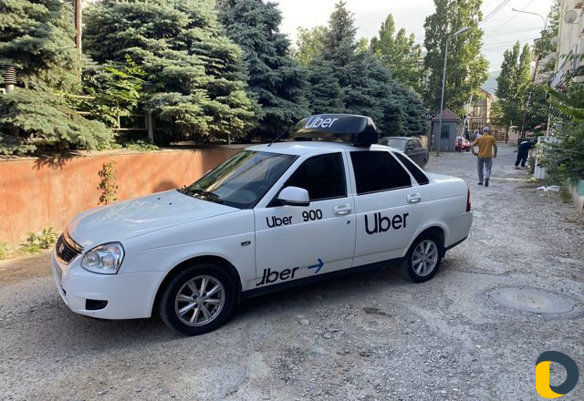 Такси махачкала. Uber Приора. Приора обклеенная в Убер. Брендированные Приоры. Приора такси белая.