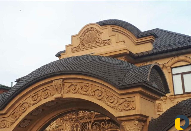 Красивое здание Кизляра. Облицовочные дома дагестанским камнем.
