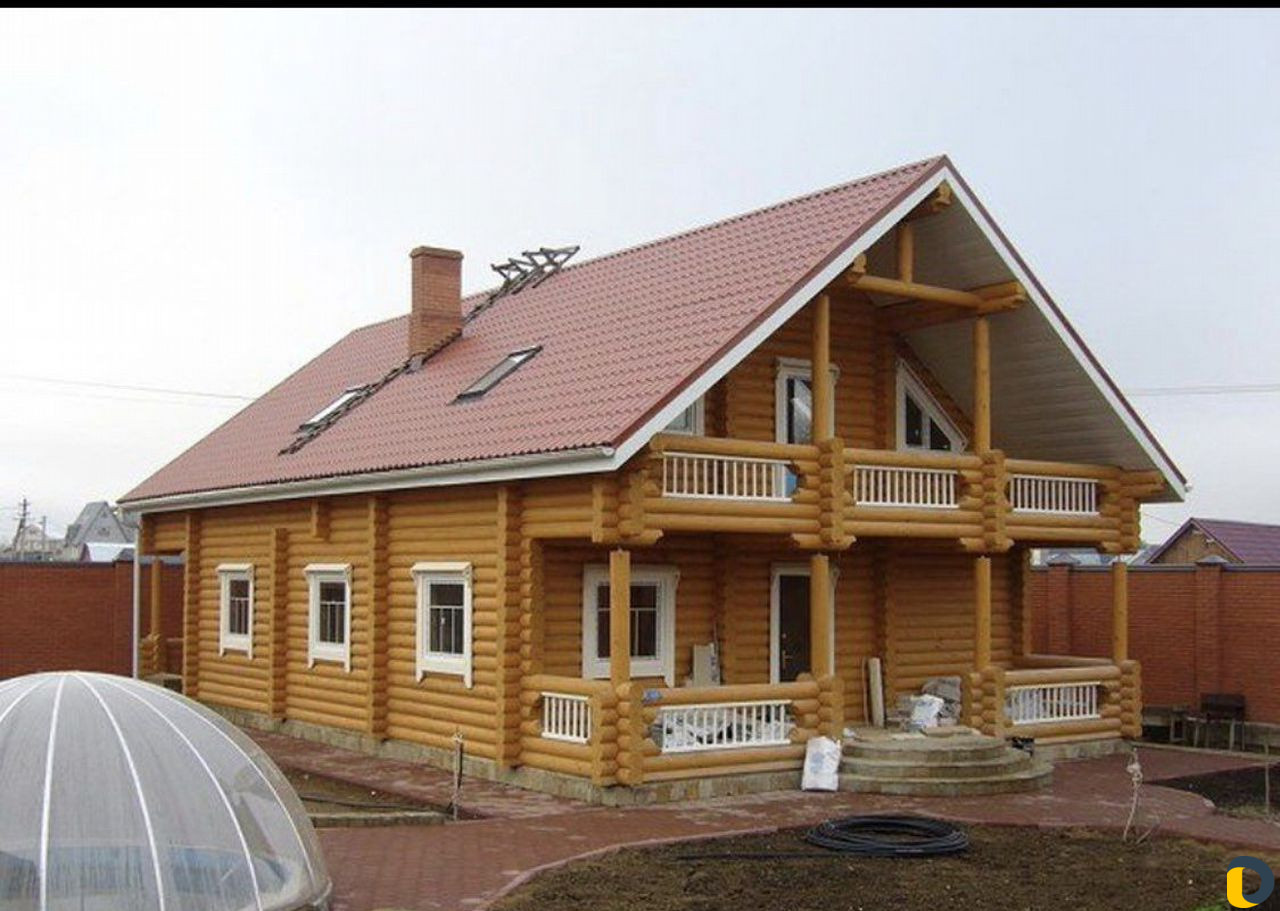 Дом из оцилиндрованного бревна крыша