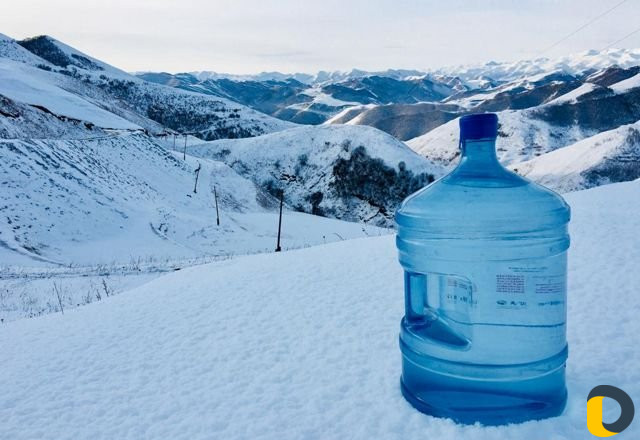 Родниковая вода доставка. Родниковая вода Махачкала. Родниковая вода доставка на дом. Доставка воды стильные фото. Родниковая вода Каспийск номер телефона.