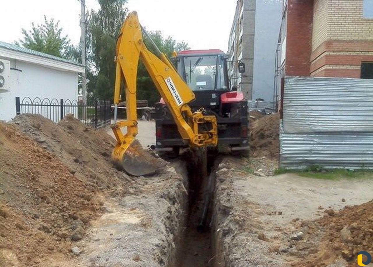 Копать траншею фундамент. Экскаватор JCB копка. Рытье траншей. Копка траншей. Копка траншеи экскаватором.