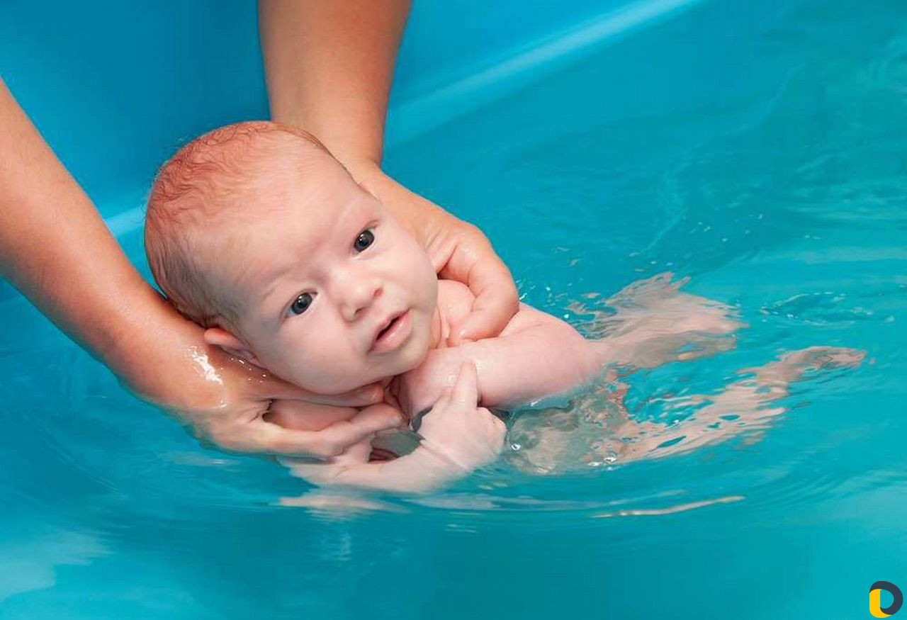 Купание ребенка в 2. Грудничковое плавание. Плавание для грудничков. Плавание грудничка в ванной. Плавание для детей грудного возраста.