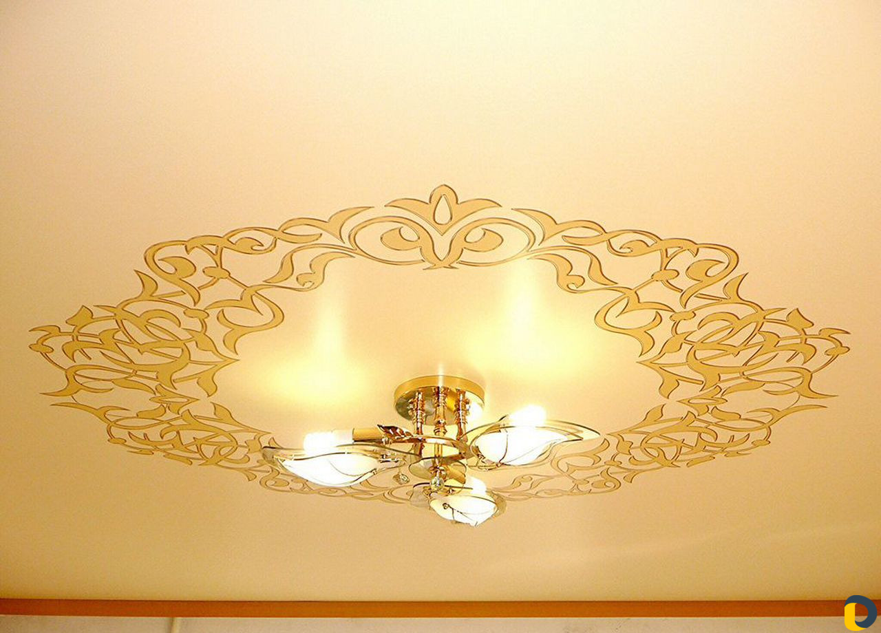 Натяжной потолок с золотым орнаментом