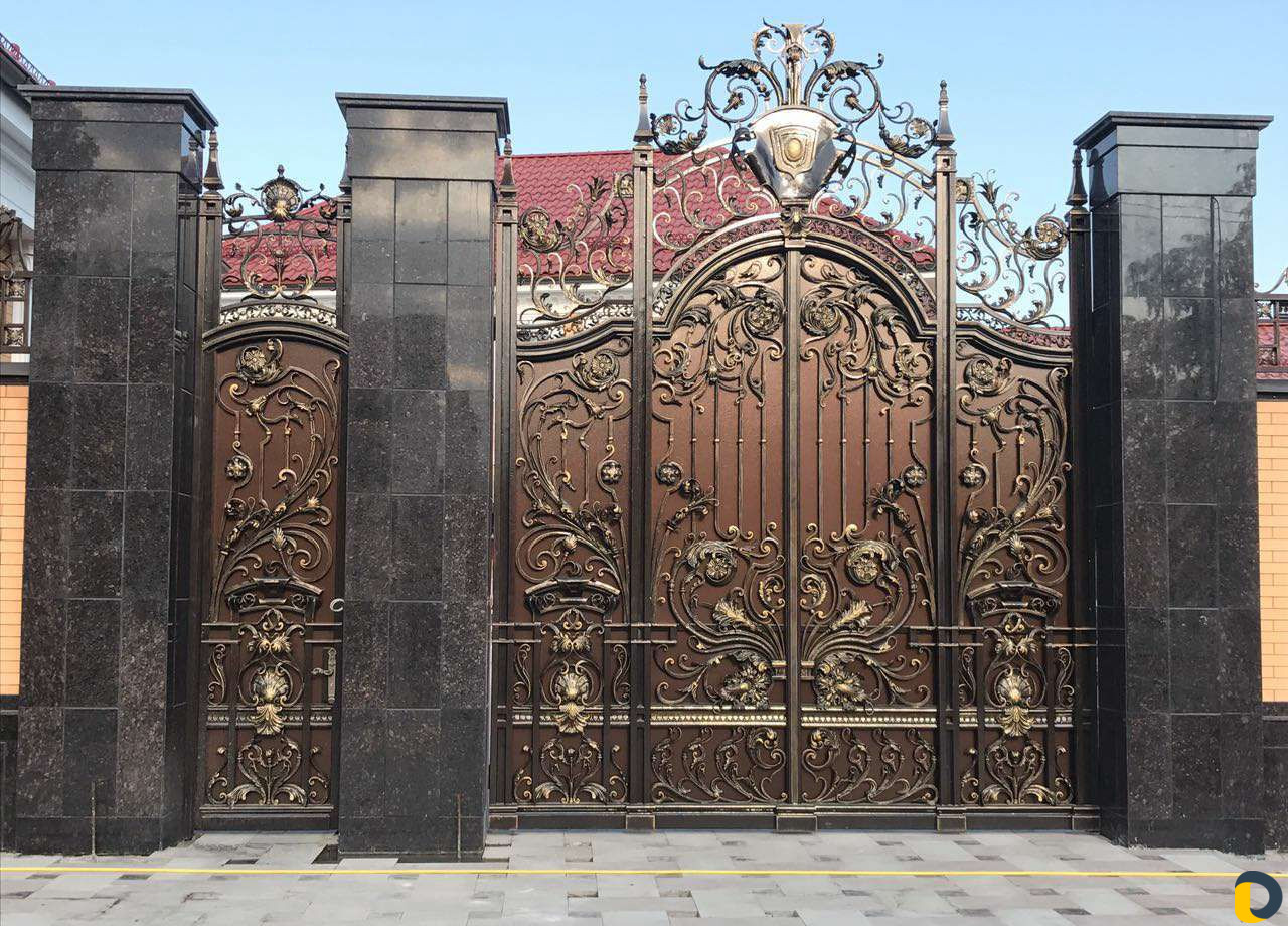 Красивые ворота в Грузии