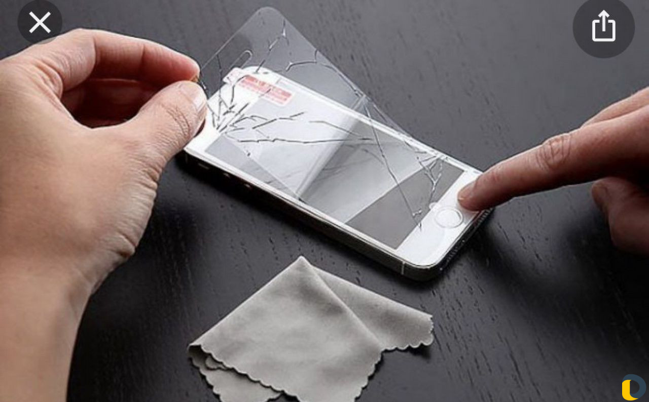 Снять разбитое. Защитная пленка на экран смартфона. Треснутое защитное стекло. Защитное стекло разбилось. Разбито защитное стекло на телефоне.