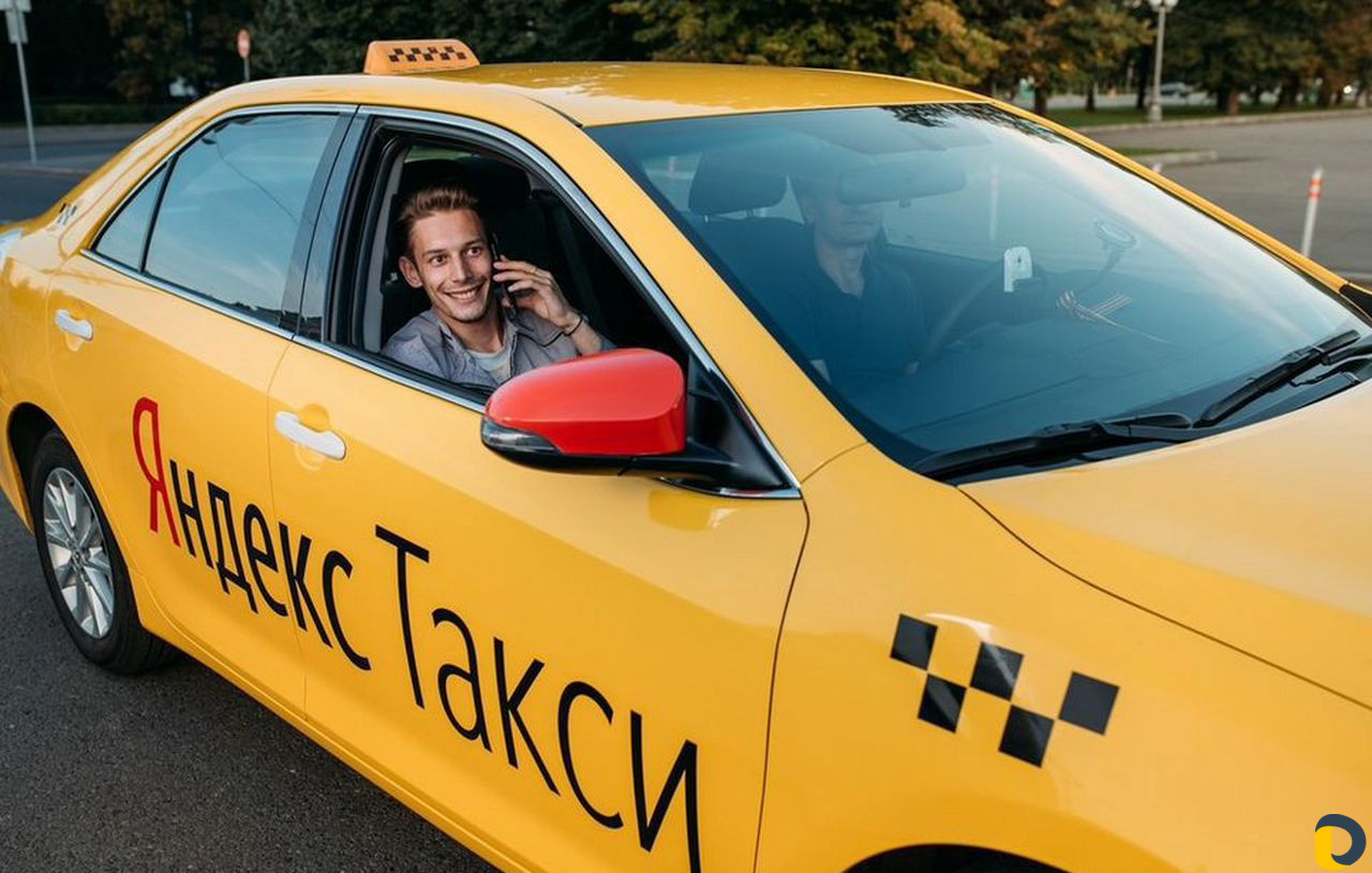 Водитель такси на своем автомобиле. Авто такси.
