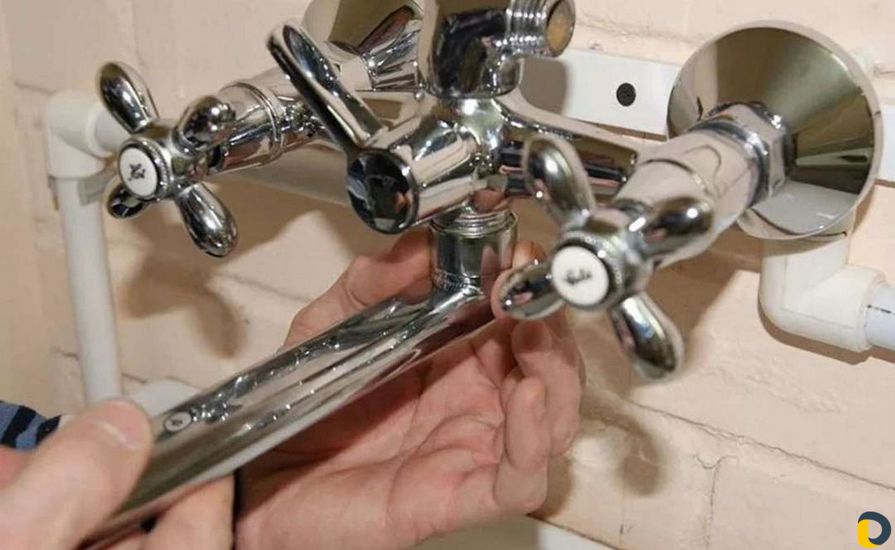 Смеситель для ванны ключ нужен. Кран Vidima двухвентильный разобрать. Крепление смесителя в ванной. Кран смеситель. Отремонтировать кран в ванной.