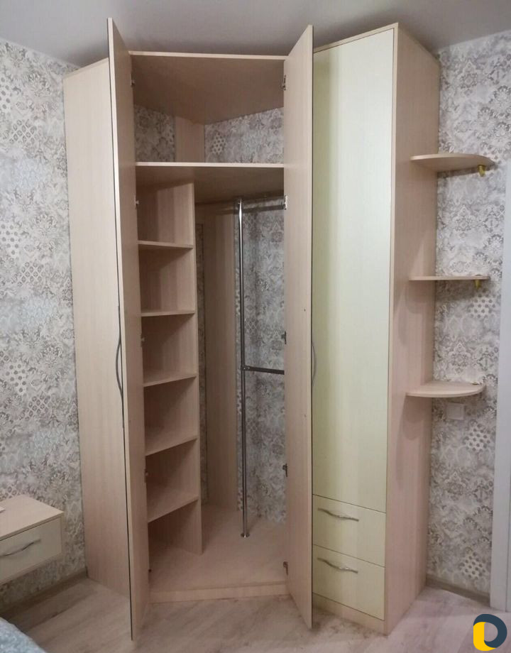 Маленький угловой шкаф в спальню для одежды