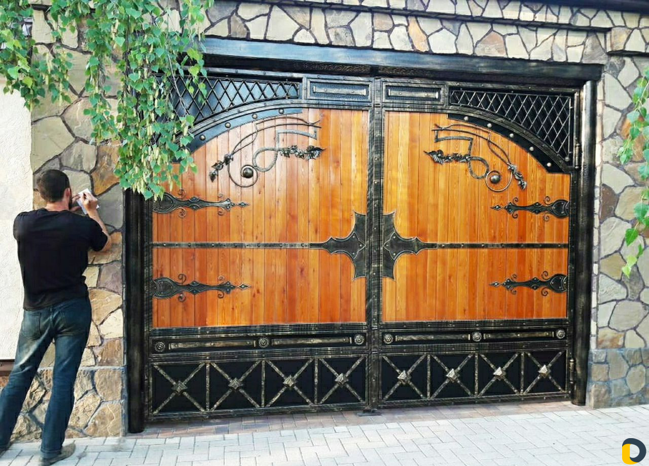 Ворота в Армении дерево и с ковкой