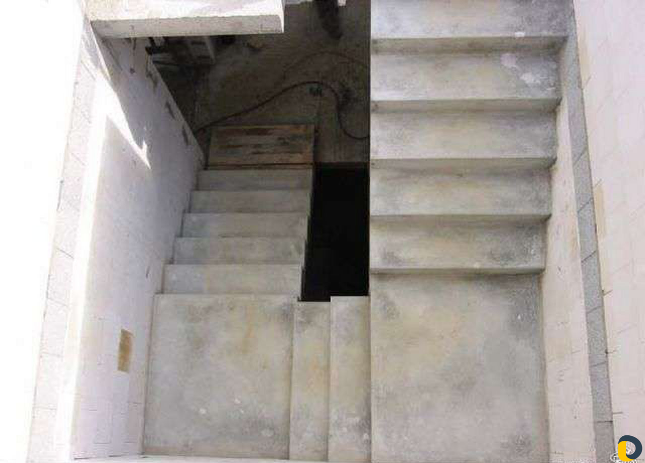 Монолитная лестница в цокольный этаж